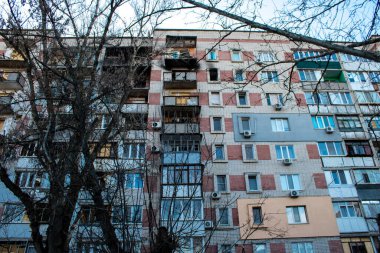 Şehir manzarası ve Kherson City 'deki bina cephesi. Kherson şehri sürekli olarak Rus bombardımanı altındadır. Çok az sivil kalmıştır ve tüm işletmeler kapanmıştır. Binalar sivil hedeflerdir.