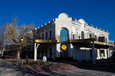 Şehir manzarası ve Kherson City 'deki bina cephesi. Kherson şehri sürekli olarak Rus bombardımanı altındadır. Çok az sivil kalmıştır ve tüm işletmeler kapanmıştır. Binalar sivil hedeflerdir.
