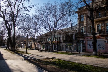 Şehir manzarası ve Kherson City 'deki bina cephesi. Kherson şehri sürekli olarak Rus bombardımanı altındadır. Çok az sivil kalmıştır ve tüm işletmeler kapanmıştır. Binalar sivil hedeflerdir.