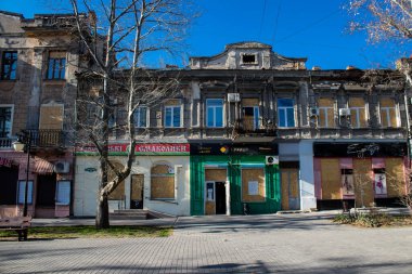 Şehir manzarası ve Kherson City 'deki bina cephesi. Kherson şehri sürekli olarak Rus bombardımanı altındadır. Çok az sivil kalmıştır ve tüm işletmeler kapanmıştır. Binalar sivil hedeflerdir.