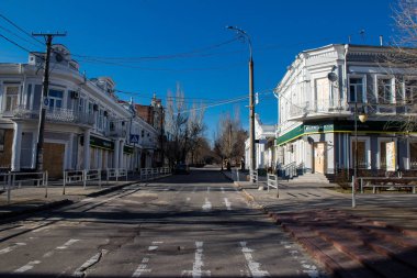 Şehir manzarası ve Kherson City 'deki bina cephesi. Kherson şehri sürekli olarak Rus bombardımanı altındadır. Çok az sivil kalmıştır ve tüm işletmeler kapanmıştır. Binalar sivil hedeflerdir.