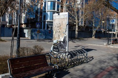 Şehir manzarası ve Kherson City 'deki bina cephesi. Kherson şehri sürekli olarak Rus bombardımanı altındadır. Çok az sivil kalmıştır ve tüm işletmeler kapanmıştır. Binalar sivil hedeflerdir.
