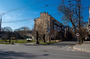 Şehir manzarası ve Kherson City 'deki bina cephesi. Kherson şehri sürekli olarak Rus bombardımanı altındadır. Çok az sivil kalmıştır ve tüm işletmeler kapanmıştır. Binalar sivil hedeflerdir.