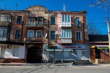 Şehir manzarası ve Kherson City 'deki bina cephesi. Kherson şehri sürekli olarak Rus bombardımanı altındadır. Çok az sivil kalmıştır ve tüm işletmeler kapanmıştır. Binalar sivil hedeflerdir.