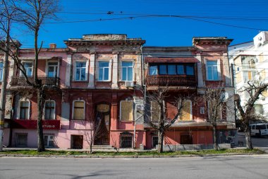 Şehir manzarası ve Kherson City 'deki bina cephesi. Kherson şehri sürekli olarak Rus bombardımanı altındadır. Çok az sivil kalmıştır ve tüm işletmeler kapanmıştır. Binalar sivil hedeflerdir.