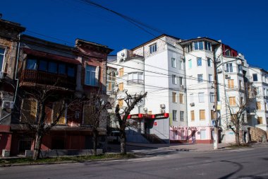 Şehir manzarası ve Kherson City 'deki bina cephesi. Kherson şehri sürekli olarak Rus bombardımanı altındadır. Çok az sivil kalmıştır ve tüm işletmeler kapanmıştır. Binalar sivil hedeflerdir.