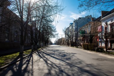 Şehir manzarası ve Kherson City 'deki bina cephesi. Kherson şehri sürekli olarak Rus bombardımanı altındadır. Çok az sivil kalmıştır ve tüm işletmeler kapanmıştır. Binalar sivil hedeflerdir.