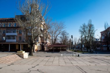 Şehir manzarası ve Kherson City 'deki bina cephesi. Kherson şehri sürekli olarak Rus bombardımanı altındadır. Çok az sivil kalmıştır ve tüm işletmeler kapanmıştır. Binalar sivil hedeflerdir.