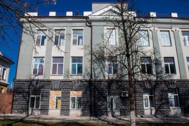 Şehir manzarası ve Kherson City 'deki bina cephesi. Kherson şehri sürekli olarak Rus bombardımanı altındadır. Çok az sivil kalmıştır ve tüm işletmeler kapanmıştır. Binalar sivil hedeflerdir.