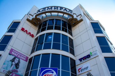 Şehir manzarası ve Kherson City 'deki bina cephesi. Kherson şehri sürekli olarak Rus bombardımanı altındadır. Çok az sivil kalmıştır ve tüm işletmeler kapanmıştır. Binalar sivil hedeflerdir.