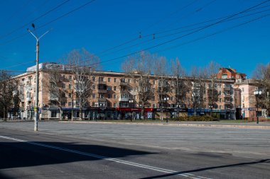 Şehir manzarası ve Kherson City 'deki bina cephesi. Kherson şehri sürekli olarak Rus bombardımanı altındadır. Çok az sivil kalmıştır ve tüm işletmeler kapanmıştır. Binalar sivil hedeflerdir.