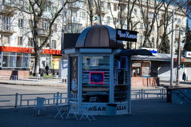 Şehir manzarası ve Kherson City 'deki bina cephesi. Kherson şehri sürekli olarak Rus bombardımanı altındadır. Çok az sivil kalmıştır ve tüm işletmeler kapanmıştır. Binalar sivil hedeflerdir.