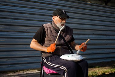 Eski bir Ukraynalı sokak müzisyeni ve ev yapımı davulu ana cadde Kherson 'da çalarken Rus ordusu şehri bombaladı..