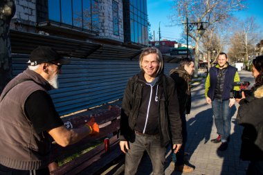 Robert Lighthouse ve gitarı eski bir Ukraynalı sokak müzisyeni ve ana cadde Kherson 'da davul çalarken Rus ordusu şehri bombaladı. Müzisyenler sokakta doğaçlama bir gösteri yapar..