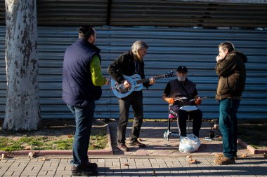 Robert Lighthouse ve gitarı eski bir Ukraynalı sokak müzisyeni ve ana cadde Kherson 'da davul çalarken Rus ordusu şehri bombaladı. Müzisyenler sokakta doğaçlama bir gösteri yapar..