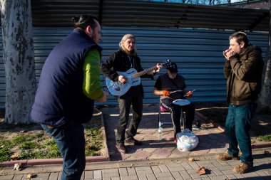 Robert Lighthouse ve gitarı eski bir Ukraynalı sokak müzisyeni ve ana cadde Kherson 'da davul çalarken Rus ordusu şehri bombaladı. Müzisyenler sokakta doğaçlama bir gösteri yapar..