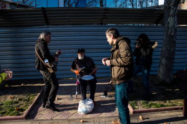 Robert Lighthouse ve gitarı eski bir Ukraynalı sokak müzisyeni ve ana cadde Kherson 'da davul çalarken Rus ordusu şehri bombaladı. Müzisyenler sokakta doğaçlama bir gösteri yapar..