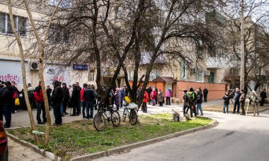Kherson sakinleri yoğun Rus bombardımanı altında insani yardım almayı bekliyorlar. Dükkanlar kapalı ve çoğu insan şehri terk etti..