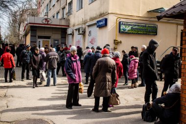 Kherson sakinleri yoğun Rus bombardımanı altında insani yardım almayı bekliyorlar. Dükkanlar kapalı ve çoğu insan şehri terk etti..