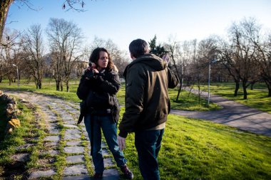 Juliette Corne, Ukrayna 'daki savaş hakkında bir belgesel hazırlayan Fransız film yapımcısı, 25 yaşındaki bu genç kadın Ukrayna' yı geziyor ve olayları yeni bir bakış açısıyla belgeliyor..