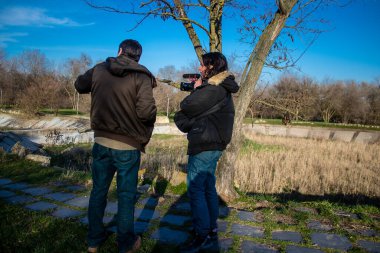 Juliette Corne, Ukrayna 'daki savaş hakkında bir belgesel hazırlayan Fransız film yapımcısı, 25 yaşındaki bu genç kadın Ukrayna' yı geziyor ve olayları yeni bir bakış açısıyla belgeliyor..