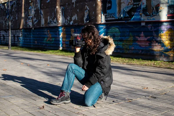 法国电影制作人朱丽叶 科恩拍摄了一部关于乌克兰战争的纪录片 这位25岁的年轻女子穿越乌克兰 用新的视角记录了这些事件 — 图库照片
