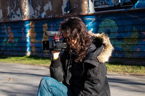 法国电影制作人朱丽叶 科恩拍摄了一部关于乌克兰战争的纪录片 这位25岁的年轻女子穿越乌克兰 用新的视角记录了这些事件 — 图库照片
