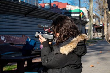 Juliette Corne, Ukrayna 'daki savaş hakkında bir belgesel hazırlayan Fransız film yapımcısı, 25 yaşındaki bu genç kadın Ukrayna' yı geziyor ve olayları yeni bir bakış açısıyla belgeliyor..