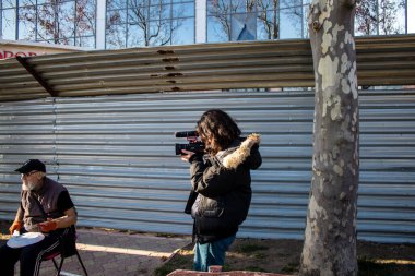 Juliette Corne, Ukrayna 'daki savaş hakkında bir belgesel hazırlayan Fransız film yapımcısı, 25 yaşındaki bu genç kadın Ukrayna' yı geziyor ve olayları yeni bir bakış açısıyla belgeliyor..