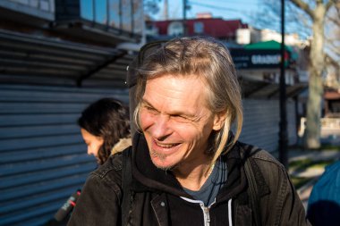 Rus ordusu şehri bombalarken Robert Lighthouse Kherson 'ın ana caddesinde yürüyor. Bu ünlü müzisyen Ukrayna 'yı gezer ve şehirden şehire müzik çalar..