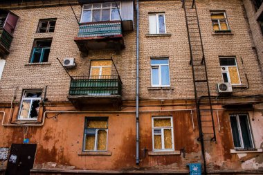 Kherson City 'deki sanat eserleri zarar görmüş. Kherson şehri sürekli olarak Rus bombardımanı altındadır. Çok az sivil kalmıştır ve tüm işletmeler kapanmıştır. Binalar sivil hedeflerdir.