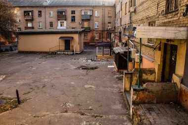 Kherson City 'deki sanat eserleri zarar görmüş. Kherson şehri sürekli olarak Rus bombardımanı altındadır. Çok az sivil kalmıştır ve tüm işletmeler kapanmıştır. Binalar sivil hedeflerdir.