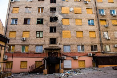 Kherson City 'deki sanat eserleri zarar görmüş. Kherson şehri sürekli olarak Rus bombardımanı altındadır. Çok az sivil kalmıştır ve tüm işletmeler kapanmıştır. Binalar sivil hedeflerdir.