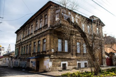 Kherson City 'deki sanat eserleri zarar görmüş. Kherson şehri sürekli olarak Rus bombardımanı altındadır. Çok az sivil kalmıştır ve tüm işletmeler kapanmıştır. Binalar sivil hedeflerdir.