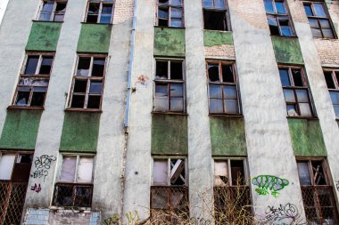 Kherson City 'deki sanat eserleri zarar görmüş. Kherson şehri sürekli olarak Rus bombardımanı altındadır. Çok az sivil kalmıştır ve tüm işletmeler kapanmıştır. Binalar sivil hedeflerdir.