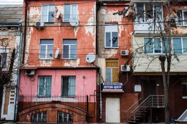 Kherson City 'deki sanat eserleri zarar görmüş. Kherson şehri sürekli olarak Rus bombardımanı altındadır. Çok az sivil kalmıştır ve tüm işletmeler kapanmıştır. Binalar sivil hedeflerdir.