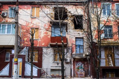 Kherson City 'deki sanat eserleri zarar görmüş. Kherson şehri sürekli olarak Rus bombardımanı altındadır. Çok az sivil kalmıştır ve tüm işletmeler kapanmıştır. Binalar sivil hedeflerdir.