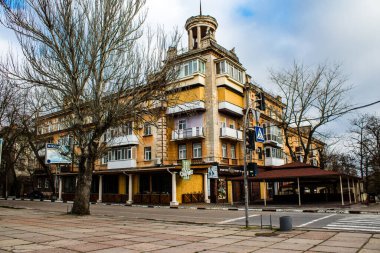 Kherson City 'deki sanat eserleri zarar görmüş. Kherson şehri sürekli olarak Rus bombardımanı altındadır. Çok az sivil kalmıştır ve tüm işletmeler kapanmıştır. Binalar sivil hedeflerdir.
