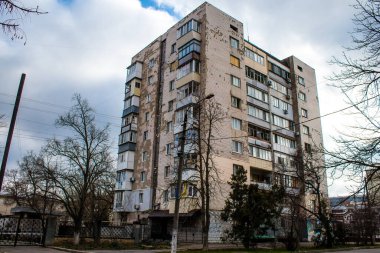 Kherson City 'deki sanat eserleri zarar görmüş. Kherson şehri sürekli olarak Rus bombardımanı altındadır. Çok az sivil kalmıştır ve tüm işletmeler kapanmıştır. Binalar sivil hedeflerdir.