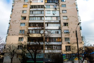Kherson City 'deki sanat eserleri zarar görmüş. Kherson şehri sürekli olarak Rus bombardımanı altındadır. Çok az sivil kalmıştır ve tüm işletmeler kapanmıştır. Binalar sivil hedeflerdir.