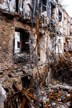 Kherson City 'deki sanat eserleri zarar görmüş. Kherson şehri sürekli olarak Rus bombardımanı altındadır. Çok az sivil kalmıştır ve tüm işletmeler kapanmıştır. Binalar sivil hedeflerdir.