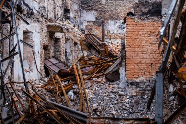 Kherson City 'deki sanat eserleri zarar görmüş. Kherson şehri sürekli olarak Rus bombardımanı altındadır. Çok az sivil kalmıştır ve tüm işletmeler kapanmıştır. Binalar sivil hedeflerdir.