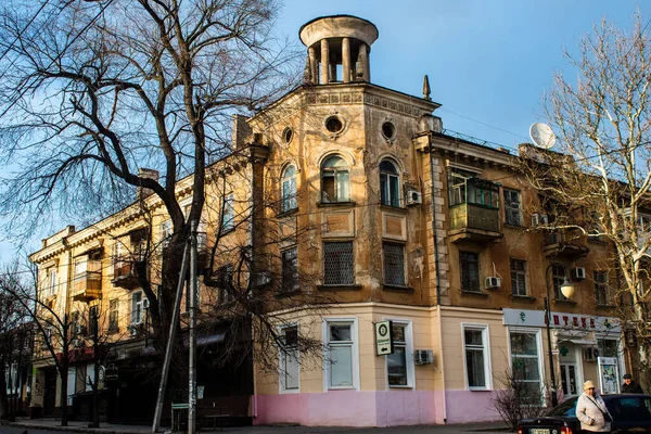 Kherson City 'deki sanat eserleri zarar görmüş. Kherson şehri sürekli olarak Rus bombardımanı altındadır. Çok az sivil kalmıştır ve tüm işletmeler kapanmıştır. Binalar sivil hedeflerdir.