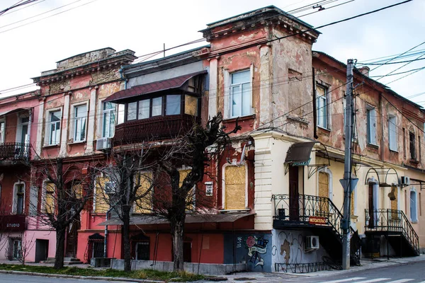 stock image Building damage by artilery in Kherson city. The city of Kherson is constantly under Russian bombardment, there are very few civilians left and all the businesses are closed. Buildings are civilian targets