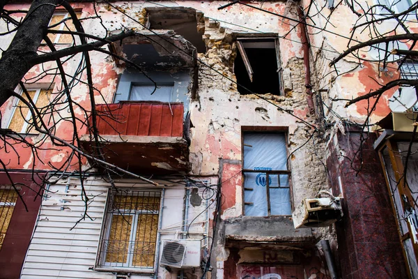 stock image Facade of building damage by artilery in Kherson city. The city of Kherson is constantly under Russian bombardment, there are very few civilians left and all the businesses are closed. Buildings are civilian targets