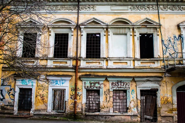 Kherson City 'deki sanat eserleri zarar görmüş. Kherson şehri sürekli olarak Rus bombardımanı altındadır. Çok az sivil kalmıştır ve tüm işletmeler kapanmıştır. Binalar sivil hedeflerdir.