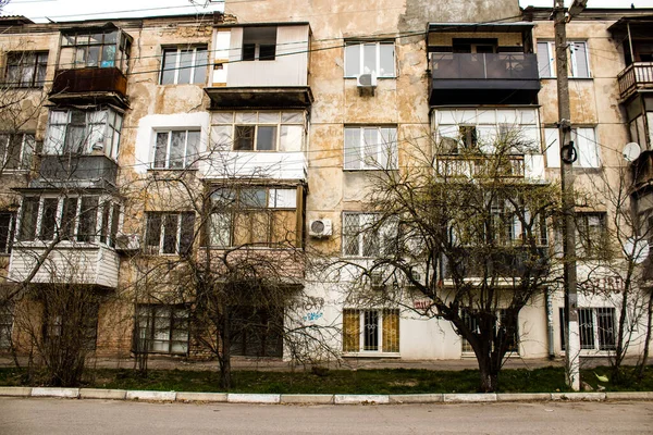 Kherson市的建筑被人为破坏了赫尔松市不断受到俄罗斯的轰炸 平民所剩无几 所有的商店都关闭了 建筑物是民用目标 — 图库照片