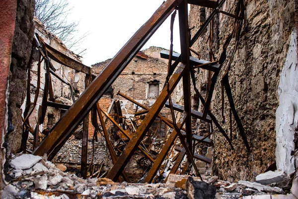 Kherson City 'deki sanat eserleri zarar görmüş. Kherson şehri sürekli olarak Rus bombardımanı altındadır. Çok az sivil kalmıştır ve tüm işletmeler kapanmıştır. Binalar sivil hedeflerdir.