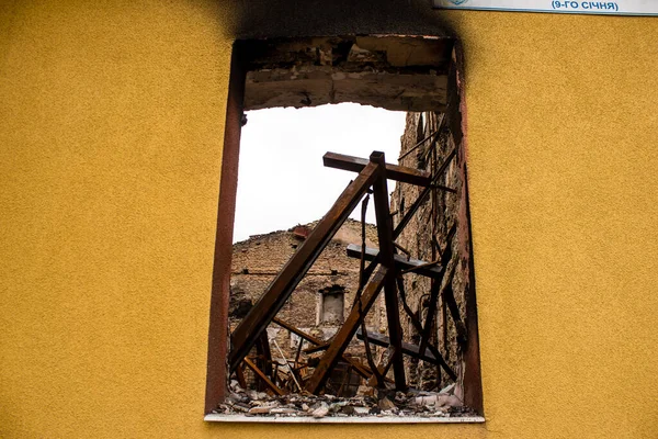 stock image Building damage by artilery in Kherson city. The city of Kherson is constantly under Russian bombardment, there are very few civilians left and all the businesses are closed. Buildings are civilian targets