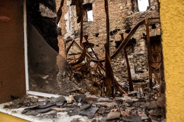 Kherson City 'deki sanat eserleri zarar görmüş. Kherson şehri sürekli olarak Rus bombardımanı altındadır. Çok az sivil kalmıştır ve tüm işletmeler kapanmıştır. Binalar sivil hedeflerdir.